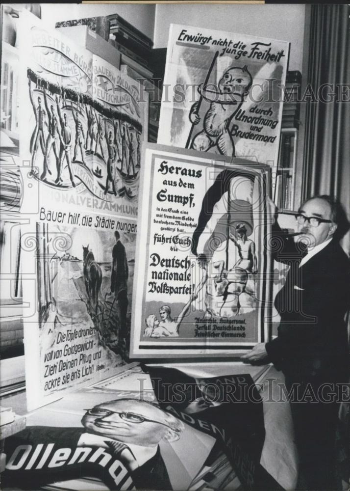 1965 Press Photo Carl Lauterbach ,painter &amp; his collection of election bills - Historic Images