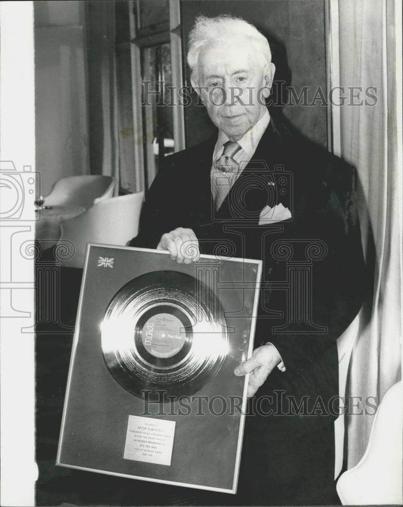 1975 Press Photo Maestro Arthur Rubinstein gets gold disc - Historic Images