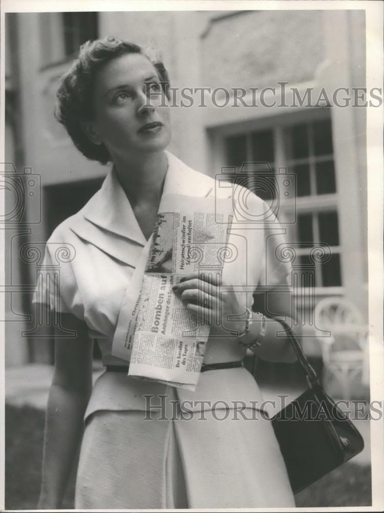 Press Photo Anneliese Uhlig Visits Germany - Historic Images