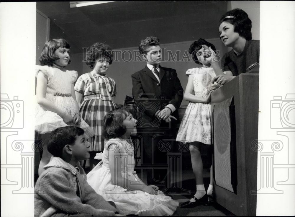 Press Photo The Young Ones - listening to their recorded voices after a session - Historic Images