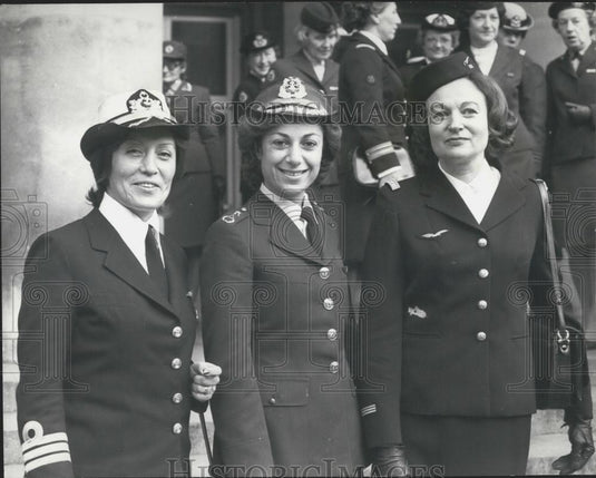 1975 Press Photo Lieutenant Commander Gunsel Suer Senay Gunay Marlene Thiesson - Historic Images