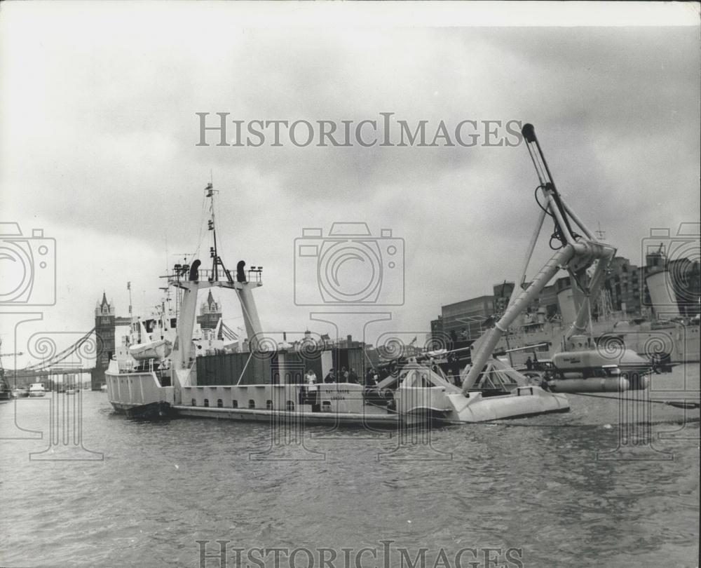 1974 Press Photo Mini-Sub Demonstrated in Pool of London - Historic Images