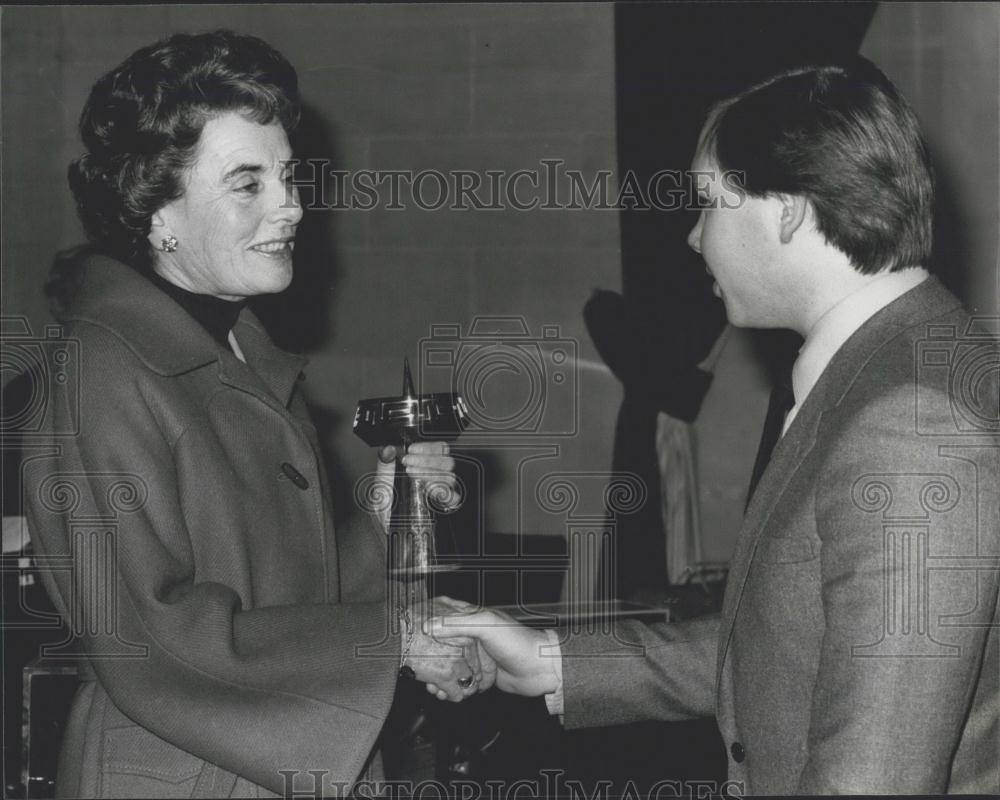 1980 Press Photo Countess Mountbatten presents apprentice awards - Historic Images