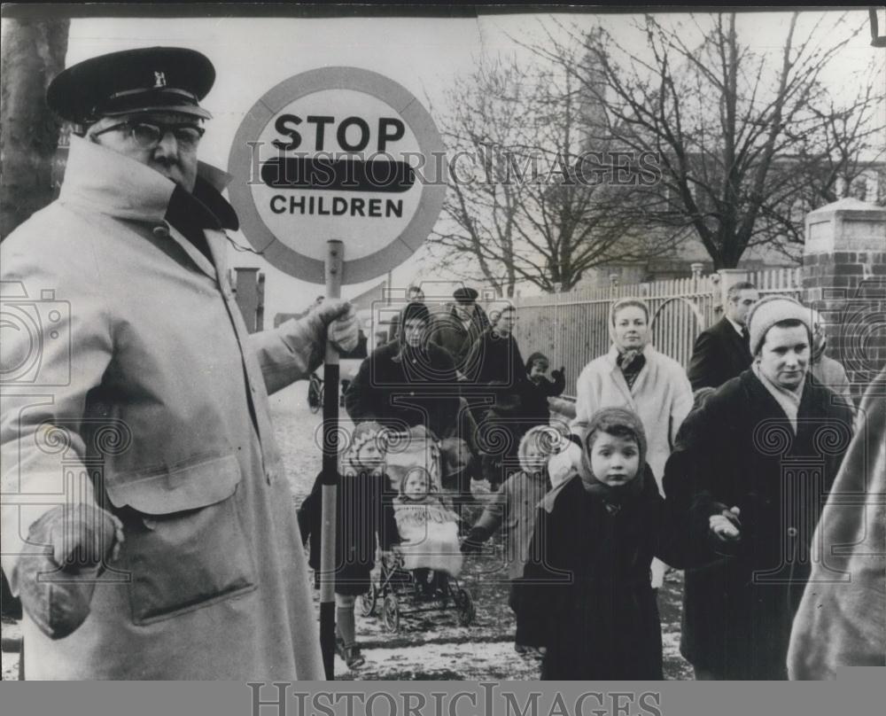 1966 Press Photo Children Leave School Escorted After Police Warning, Bloxwich - Historic Images