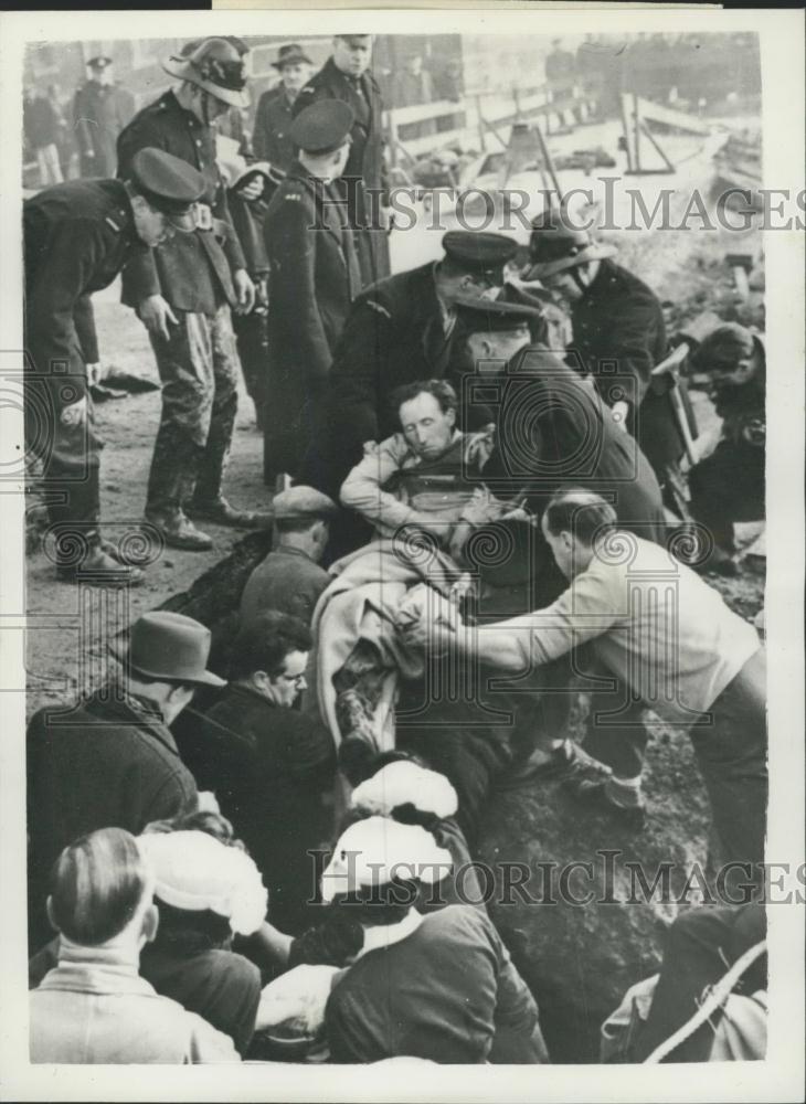 1959 Press Photo Reginald Graham freed from collapse by amputating his leg - Historic Images