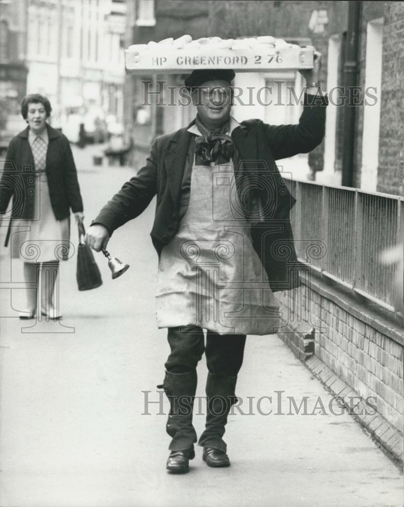 1976 Press Photo &quot;Muffin Man&#39;, dressed in authentic traders costume - Historic Images