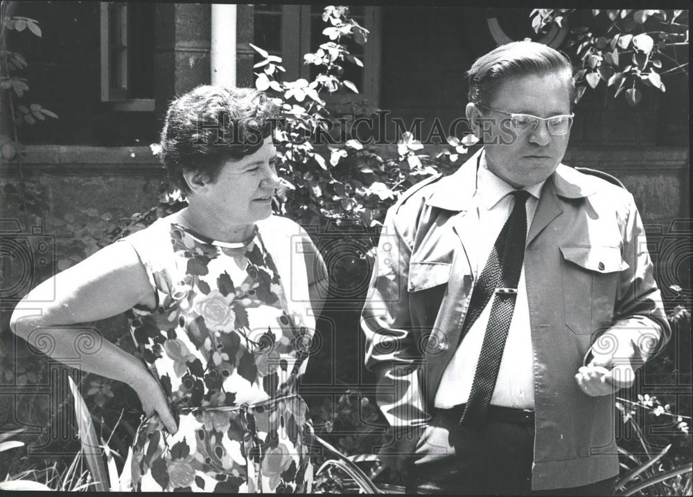 Press Photo Pravda Mikhail Domogatskih &amp; Wife In East Africa - Historic Images