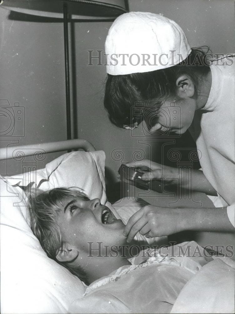 Press Photo Minou Drouet With Patients at Hospital Near Paris - Historic Images