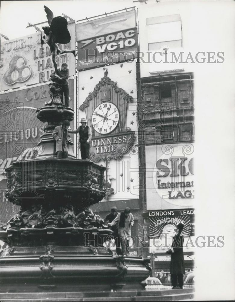 Press Photo Group of Beatniks Watched By Policeman at Eros Statue - Historic Images