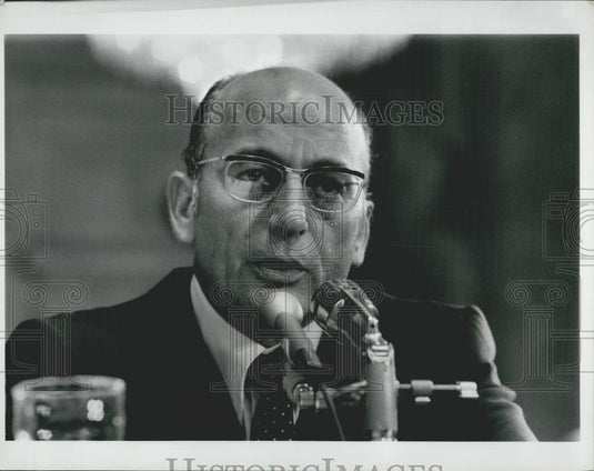 1973 Press Photo Robert C. Mardian testifying at the Senate Watergate hearing - Historic Images