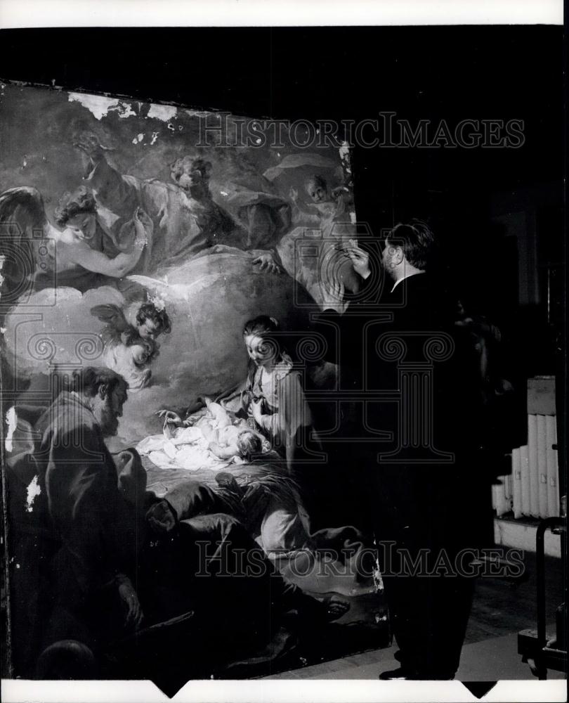 Press Photo Arthur Lucas at work in the National Gallery - Historic Images