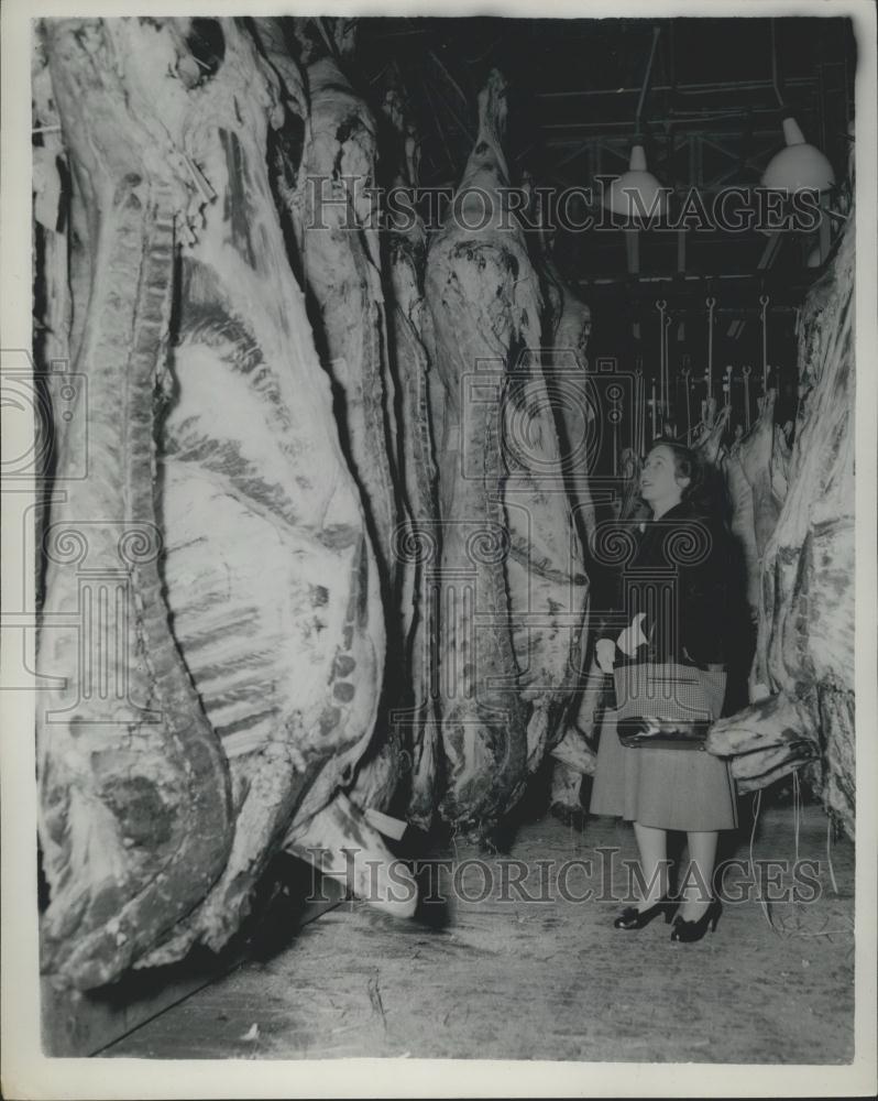 1954 Press Photo Mrs. Heather Barnard and sides of beef at Smithfield Market - Historic Images