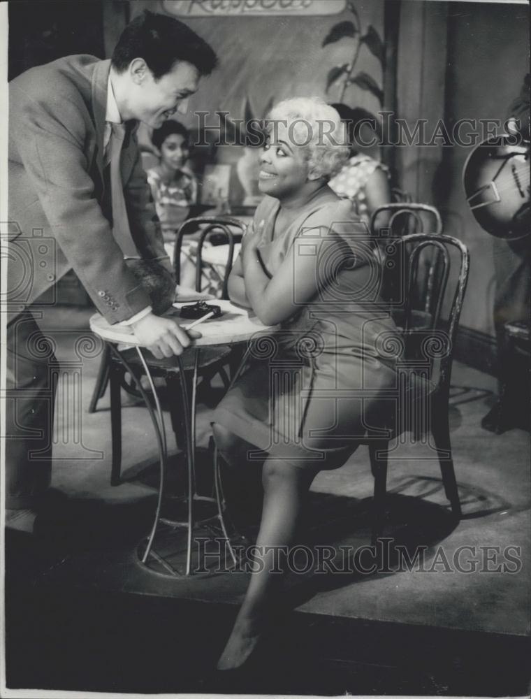 1958 Press Photo Comedian Laurence Harvey * Bertice Reading - Historic Images