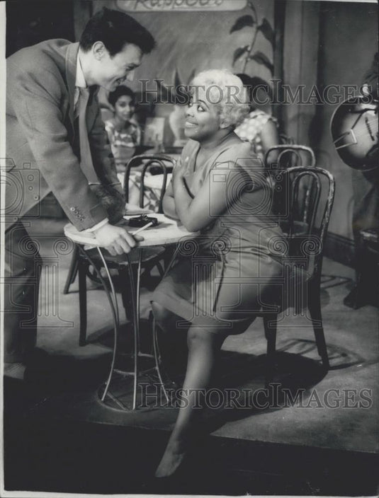1958 Press Photo Comedian Laurence Harvey * Bertice Reading - Historic Images