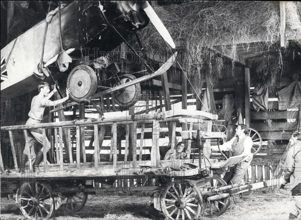 1966 Press Photo Actor Gregory Peck Filming "The of Hell Go Ting A Ling A Ling" - Historic Images