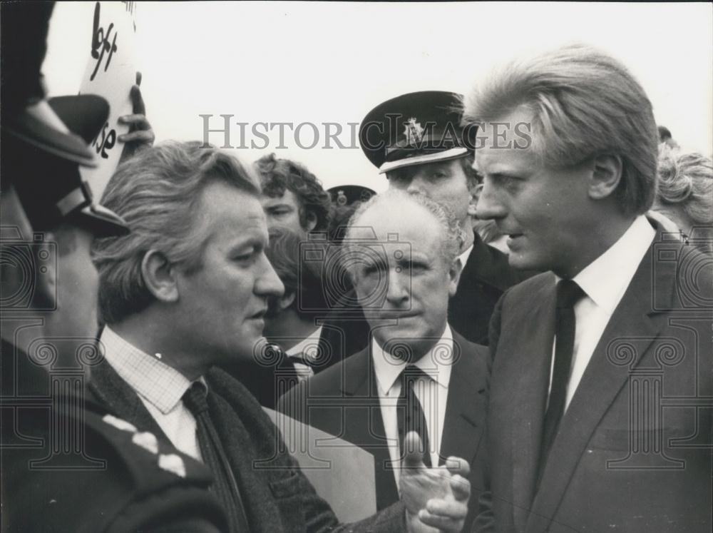 1970 Press Photo George Clark,Desmond Plummer and protestors - Historic Images