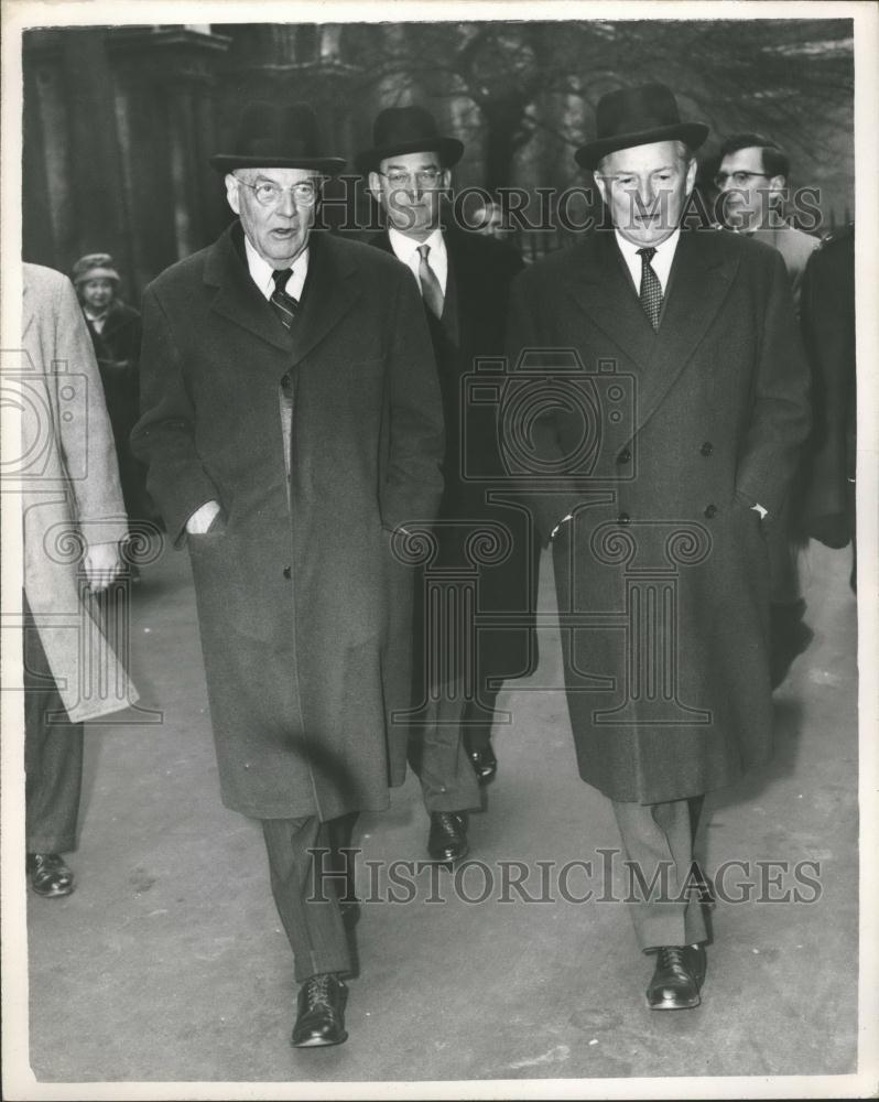 1959 Press Photo US Secretary of State John Foster Dulles Flies to Paris - Historic Images