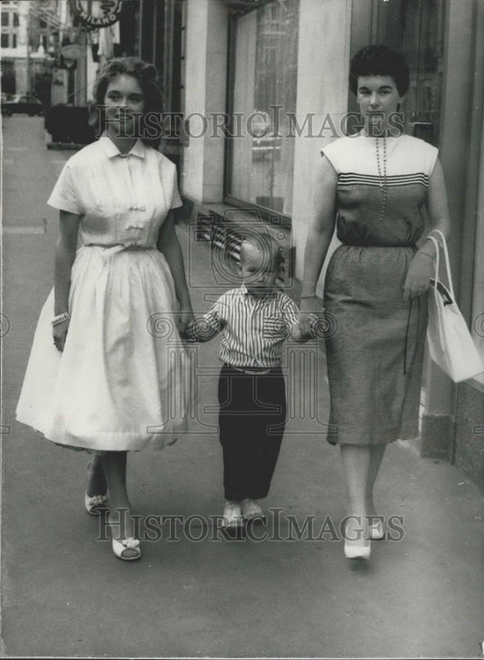 1958 Press Photo Myra Lewis, Mother Lois Brown & Brother Rusty In London - Historic Images