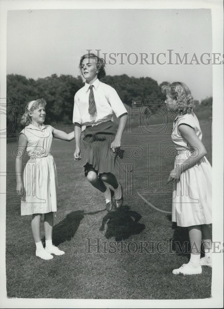 1959 Press Photo Margaret Saunders twins Heather Hazel Day heart operation - Historic Images