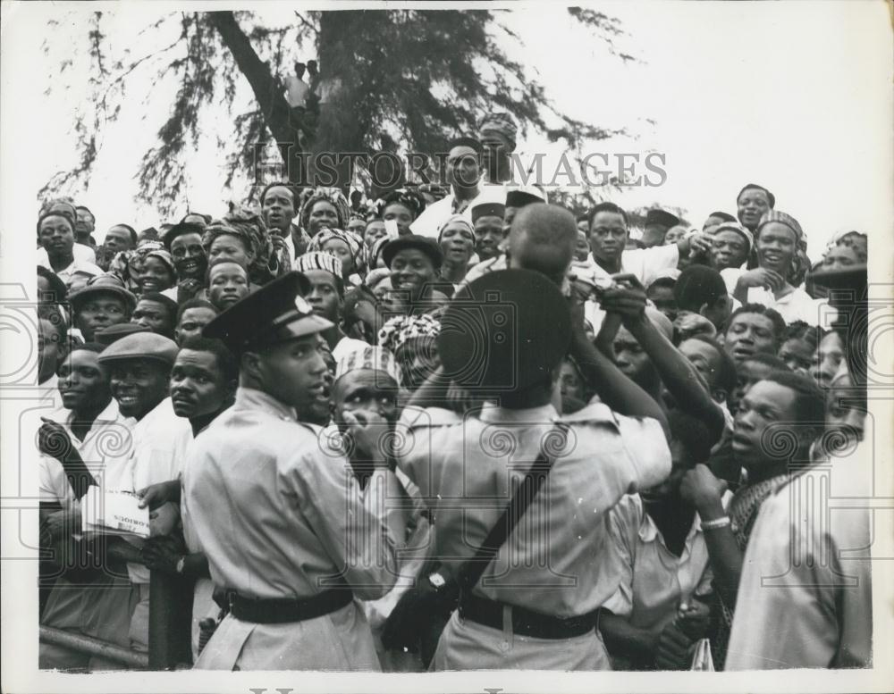 1956 Press Photo The Little Piccaninny Who Wanted To See The Queen In Nigeria - Historic Images