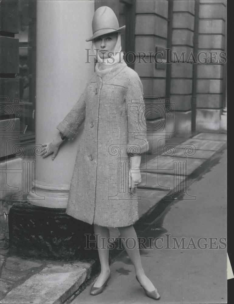 1965 Press Photo Ronald Paterson designs for Spring - Historic Images