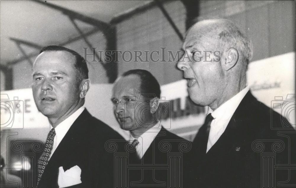 1955 Press Photo Mr. Sinclair,Mr. Windel,At Industrial-Fair Hannover Germany - Historic Images