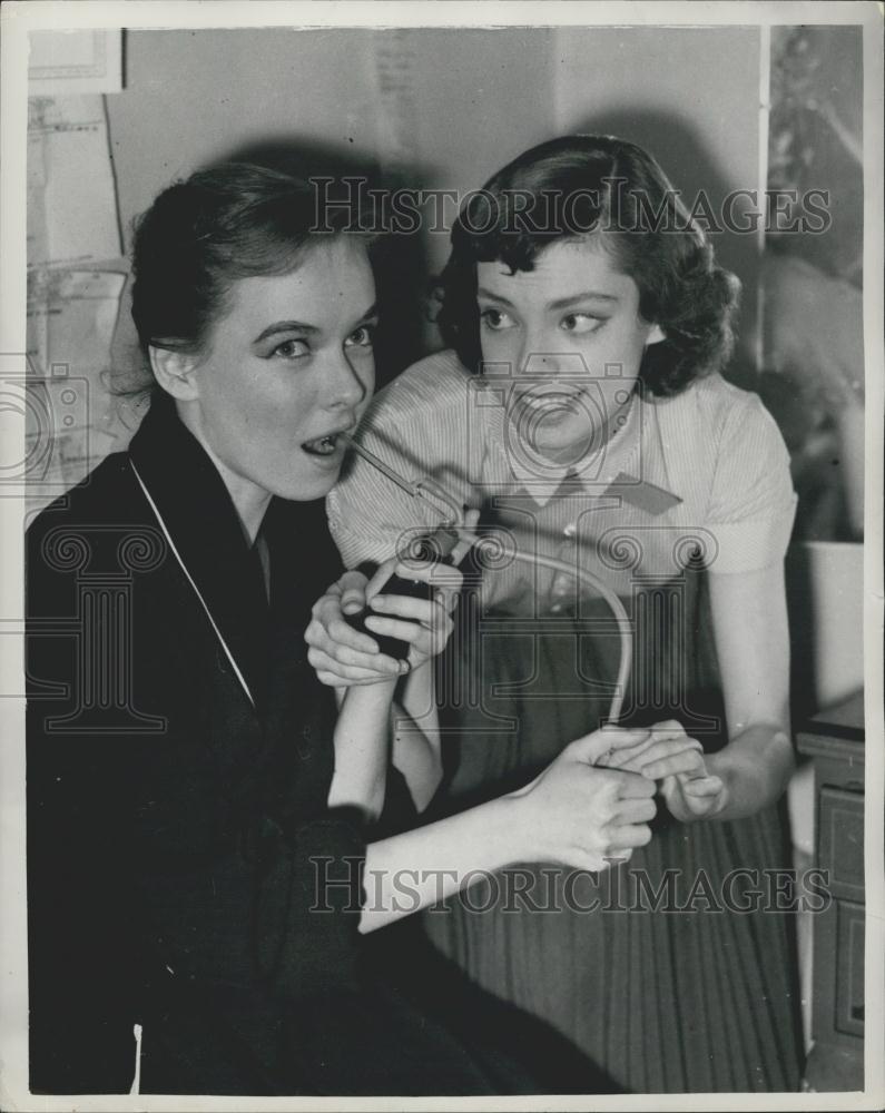 1953 Press Photo Singer/actress Diana Lynn and Miss Helly her understudy - Historic Images