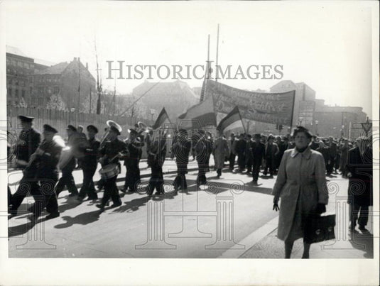 1953 Press Photo 1600 Workers March To Now State Opera Under Den Linden - Historic Images
