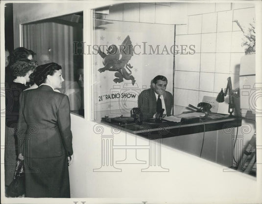 1954 Press Photo Donald Gray Television Announcer National Radio Show Earl's - Historic Images
