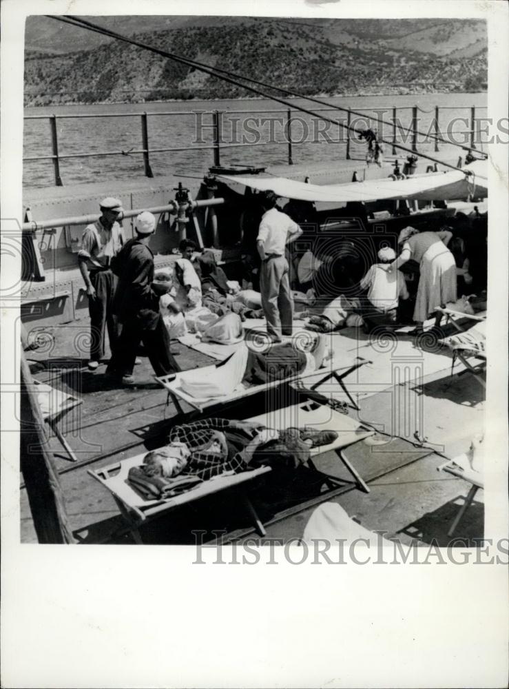 1953 Press Photo injured people from Greek Earthquake Disaster - Historic Images