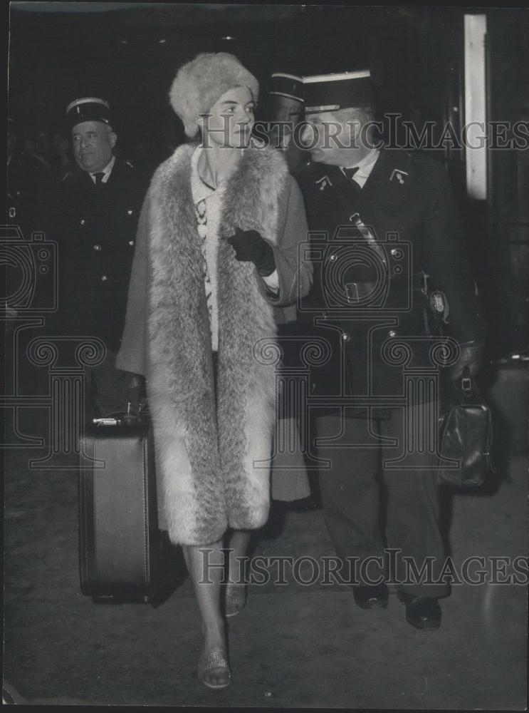 Press Photo Mrs. Joan Hazel-Lane and French policemen. - Historic Images