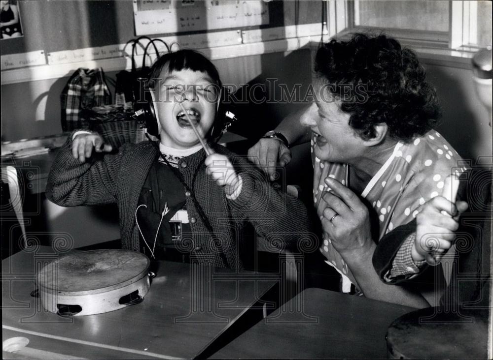 Press Photo Children Taught Lessons In Music Classes - Historic Images