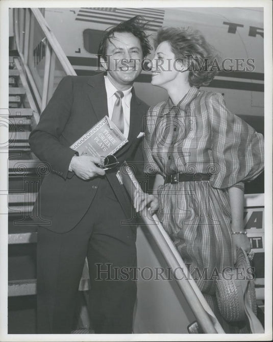 Press Photo actress Margaret Phillips saying goodbye to director James Elliott - Historic Images