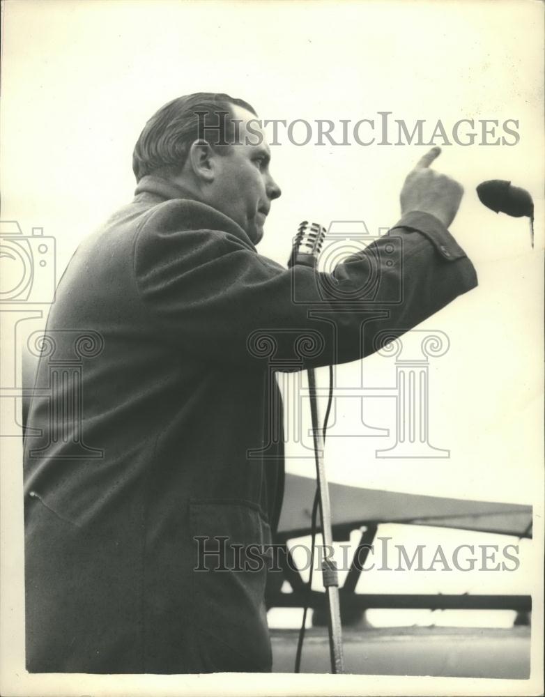 1957 Press Photo Dan McGarvey speaks at the Ship Repair Workers Meeting - Historic Images