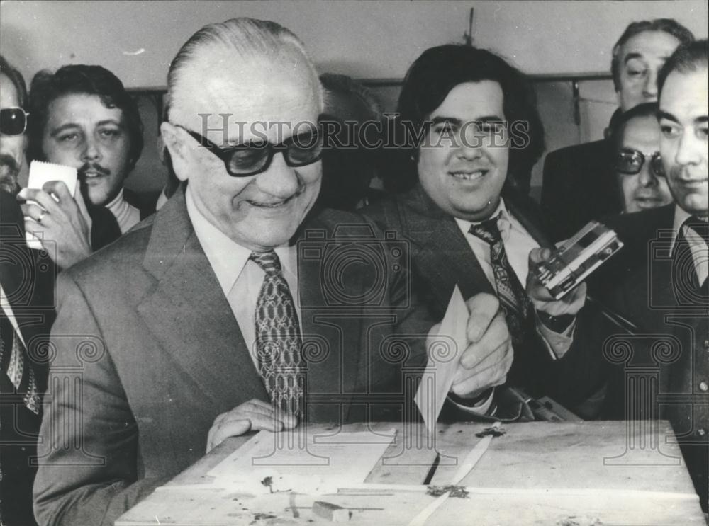 1977 Press Photo Mr.Mavros casting his vote for the Greek elections. - Historic Images