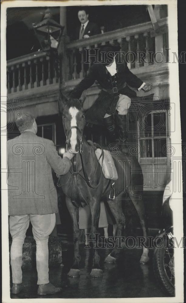 1957 Press Photo Mr. Peter Munt on horse at House of commons - Historic Images