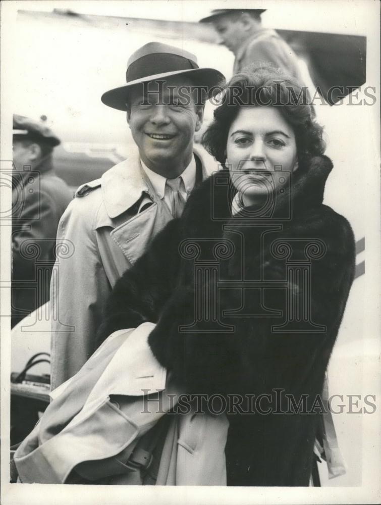 1955 Press Photo Faith Domergue and Gene Nelson Arrive In Britain For Film Debut - Historic Images