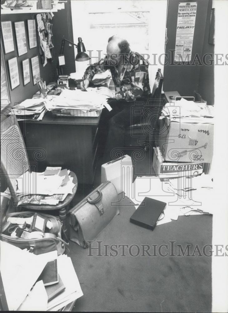 Press Photo Timothy West at work in his study - Historic Images