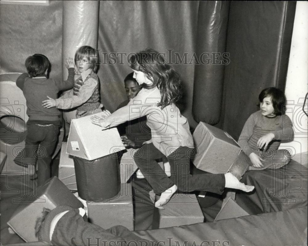 Press Photo Design Centre Soft Play Exhibition Children Playing - Historic Images