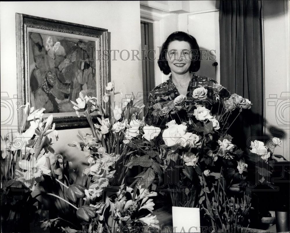 1953 Press Photo Pat Neal, surrounded by flowers sent to her by well wishers - Historic Images