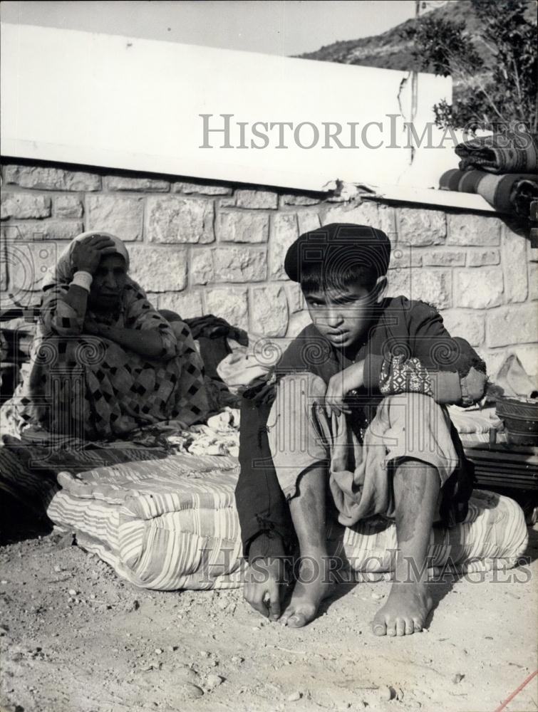 Press Photo Little Moroccan boy with his mother in earthquake ruined house - Historic Images