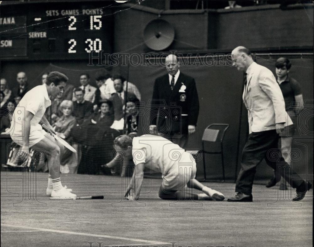 1966 Press Photo Wimbledon Tennis Championships Match Bobby Wilson Down Injured - Historic Images