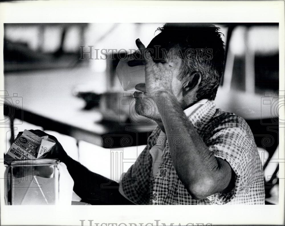 Press Photo A Cuban refugee in Florida - Historic Images