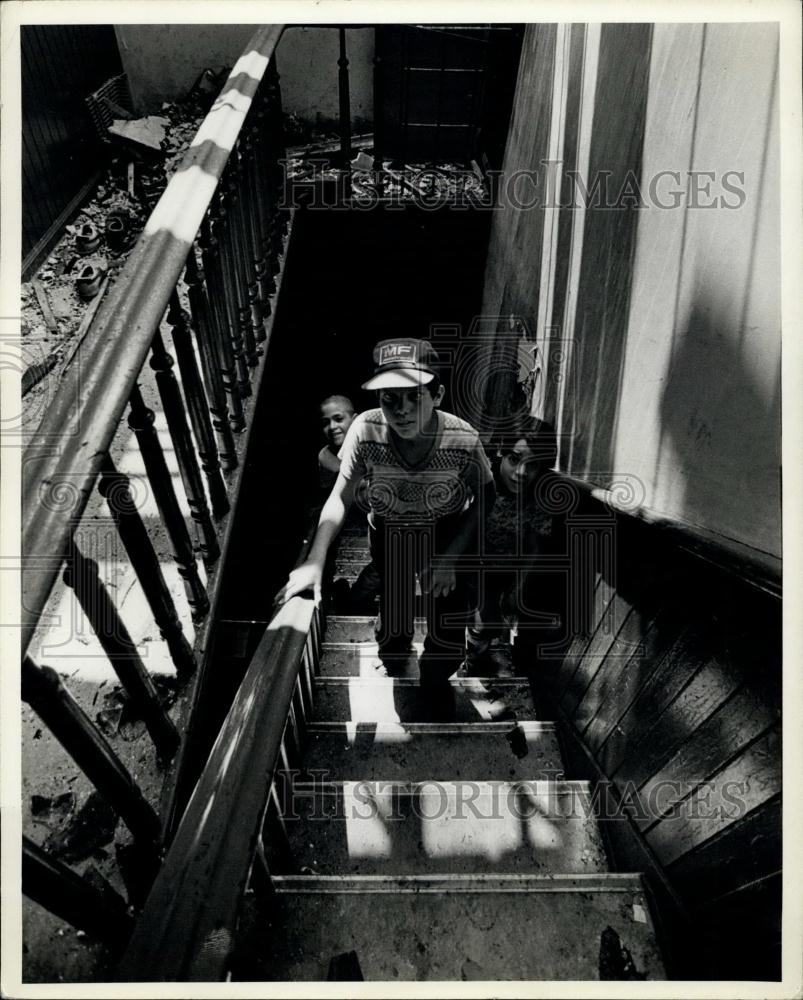 1978 Press Photo Children playing in burned out house in Brooklyn, N.Y - Historic Images