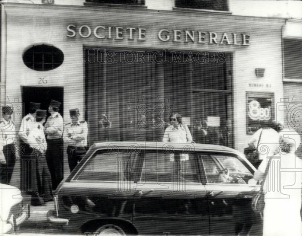 1976 Press Photo Police On Guard Outside Societe General After Bank Robbery - Historic Images