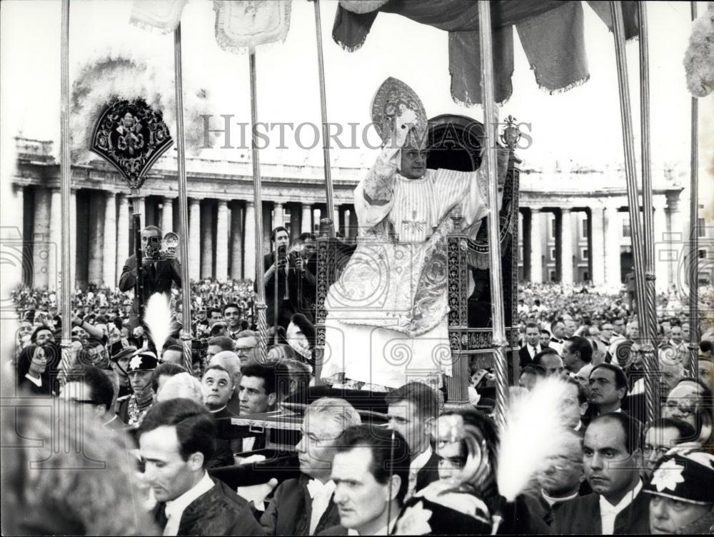 1963 Press Photo Pope Paul VI Blessing Crowds Being Carried St. Peter&#39;s Square - Historic Images