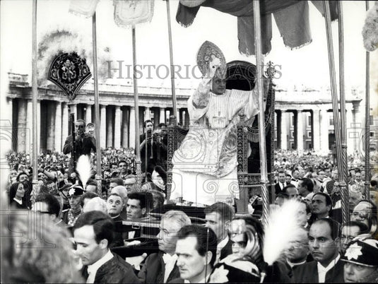 1963 Press Photo Pope Paul VI Blessing Crowds Being Carried St. Peter's Square - Historic Images