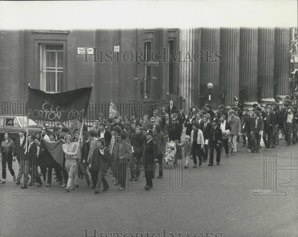 1968 Press Photo Anti-Biological Warfare Demonstration Students March Hyde Park - Historic Images