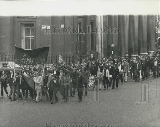 1968 Press Photo Anti-Biological Warfare Demonstration Students March Hyde Park - Historic Images