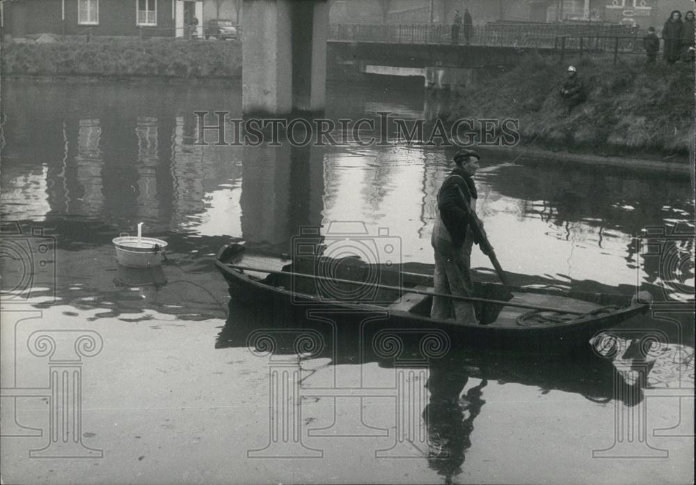 1959 Press Photo Barge man towing the burning candle on the canal. - Historic Images